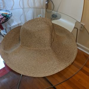 Summer hat for womes like new and clean
